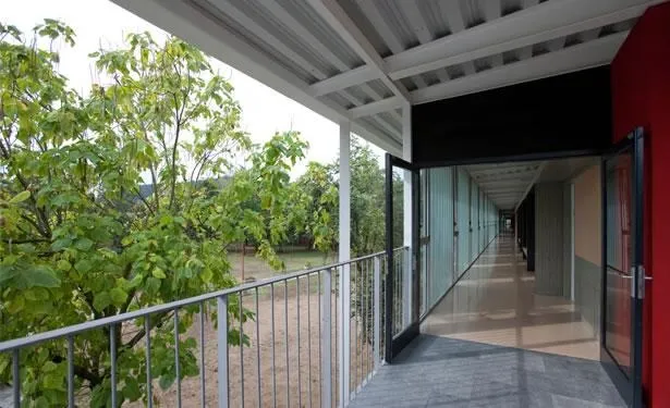 Escola secundària, cicles formatius i poliesportiu 6 Escola secundària, cicles formatius i poliesportiu. Arquitectura Santi Vives