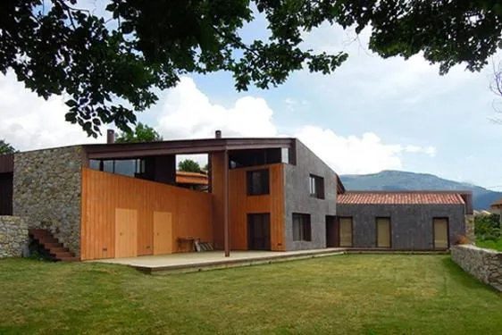 Habitatge unifamiliar Lles. Arquitectura Santi Vives