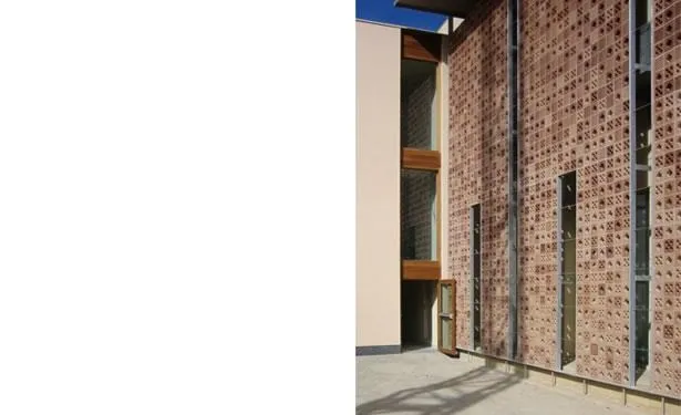 Oficines municipals d'atenció al ciutadà Sabadell 4 Oficines municipals d'atenció al ciutadà Sabadell. Arquitectura Santi Vives